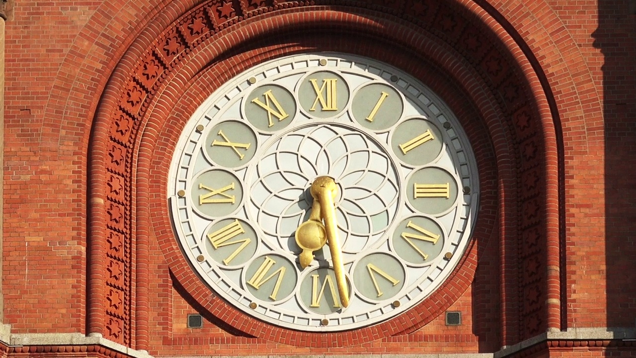 柏林红色市政厅的大钟。视频下载