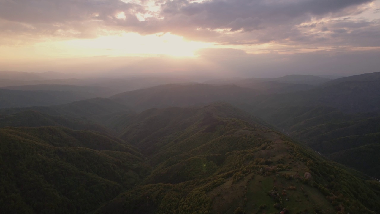 日落时美丽的山景鸟瞰图视频素材