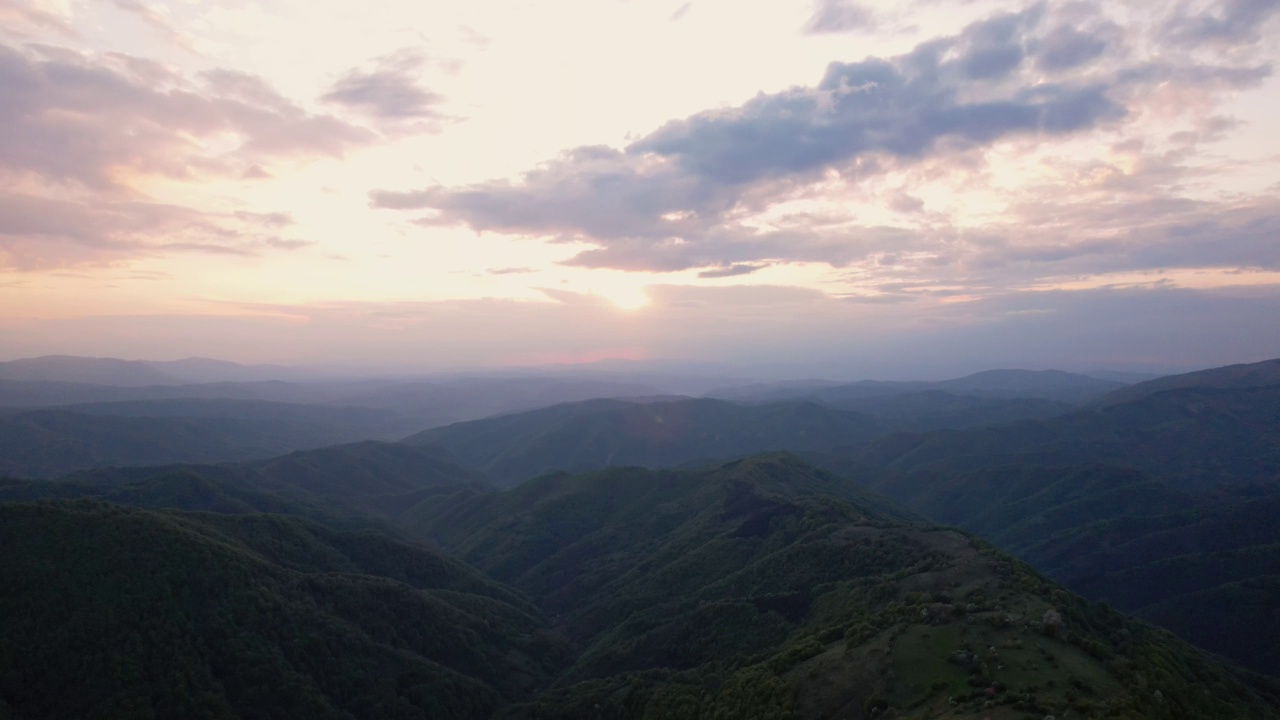 日落时美丽的山景鸟瞰图视频素材