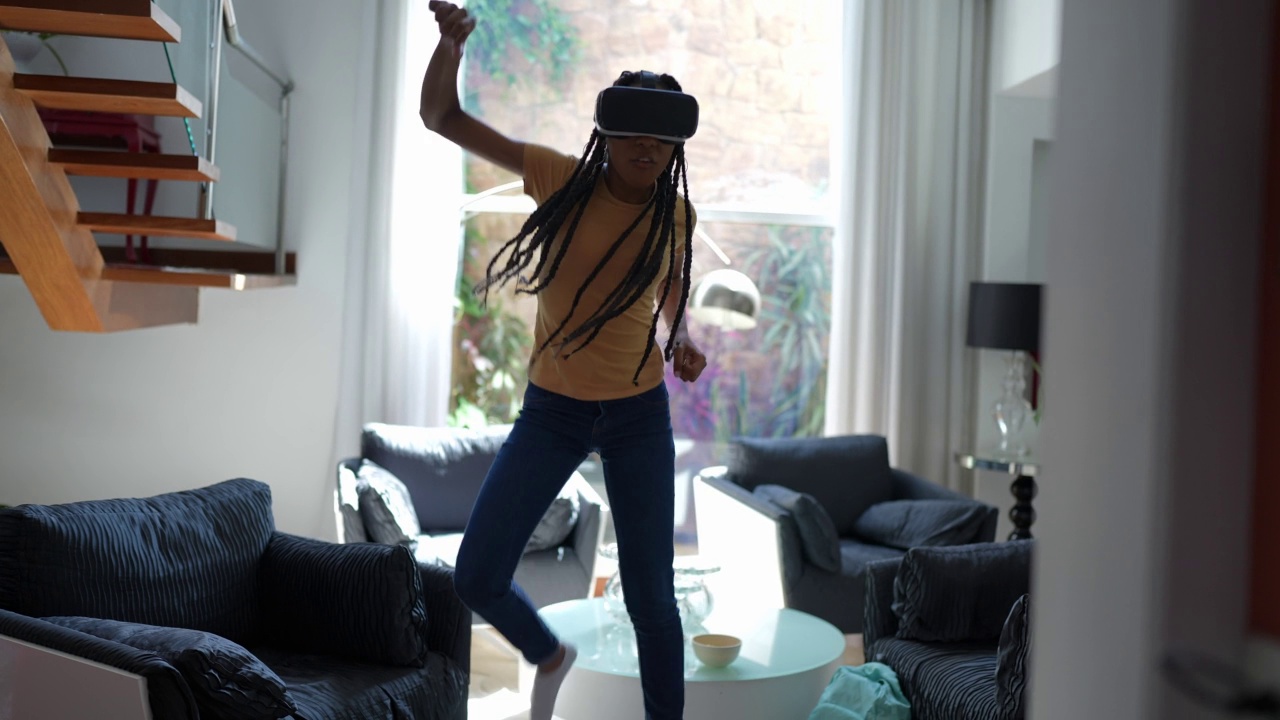 十几岁的女孩在家玩VR眼镜视频下载