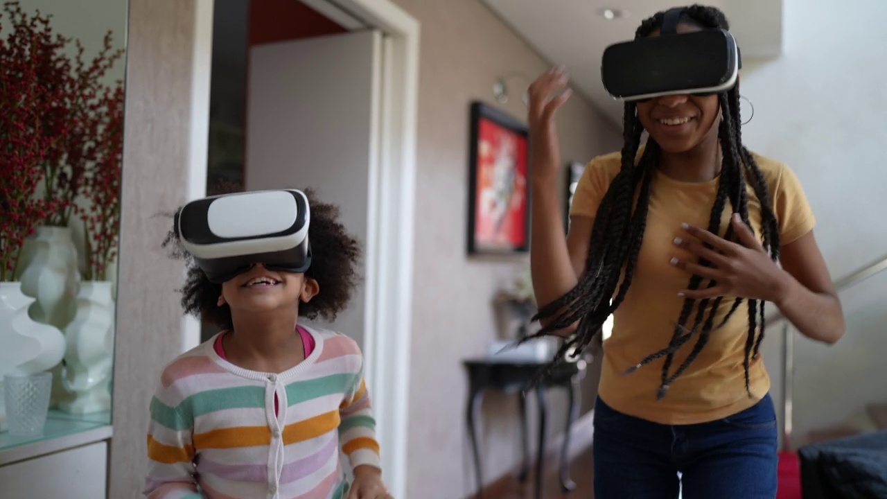 姐妹们在家用VR眼镜玩游戏视频下载