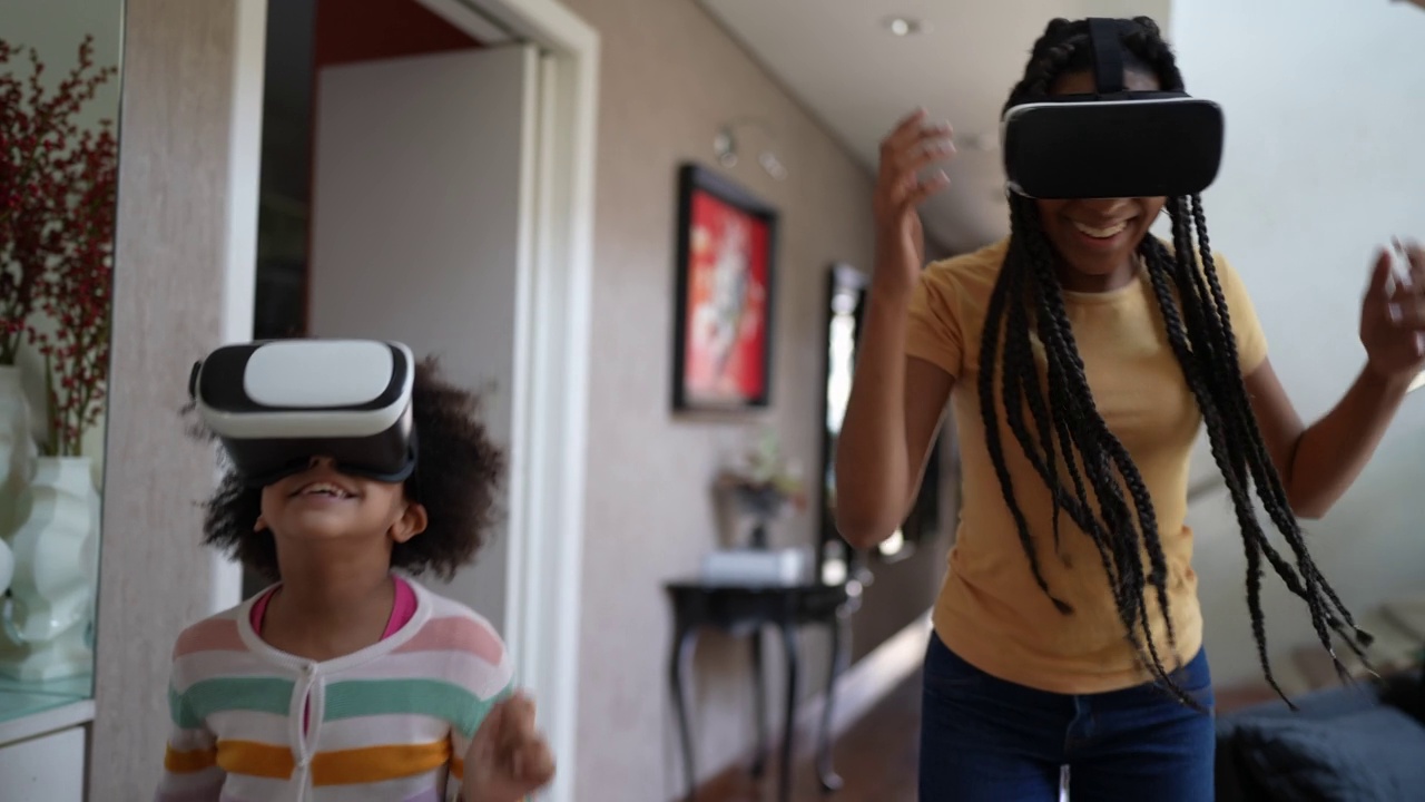 姐妹们在家用VR眼镜玩游戏视频下载
