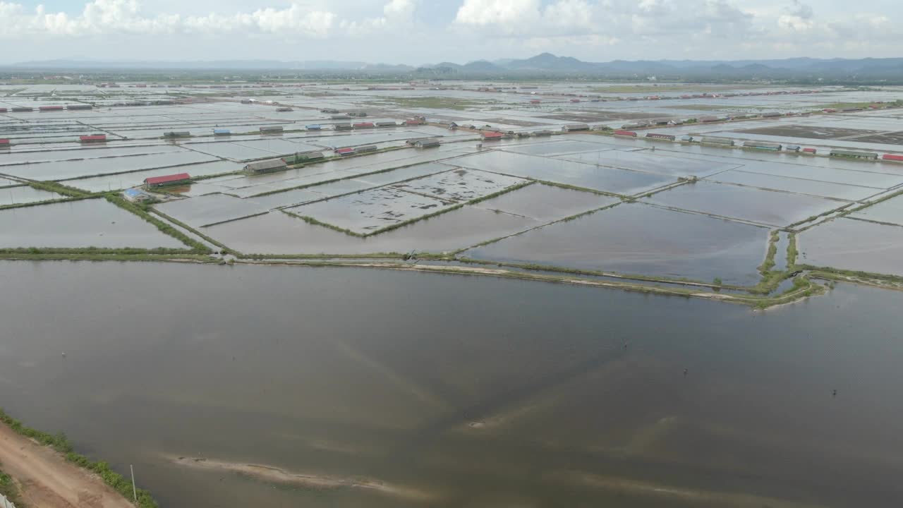 贡布省盐田上空的低空飞行在雨季是没有用的视频素材