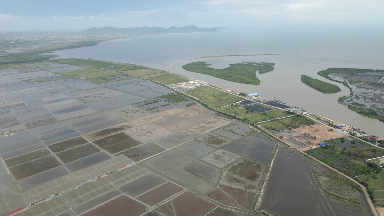 无人机拍摄的贡布省盐田在雨季期间是闲置的视频素材