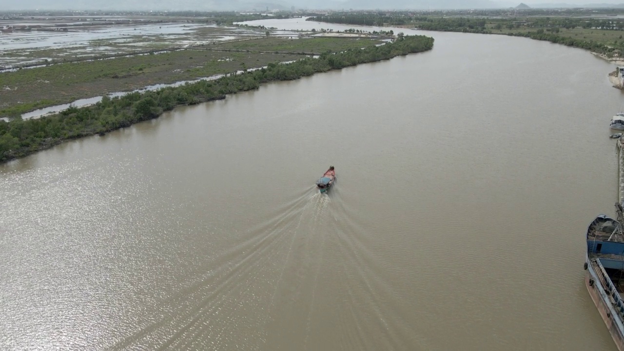航拍渔船在河上航行的镜头视频素材
