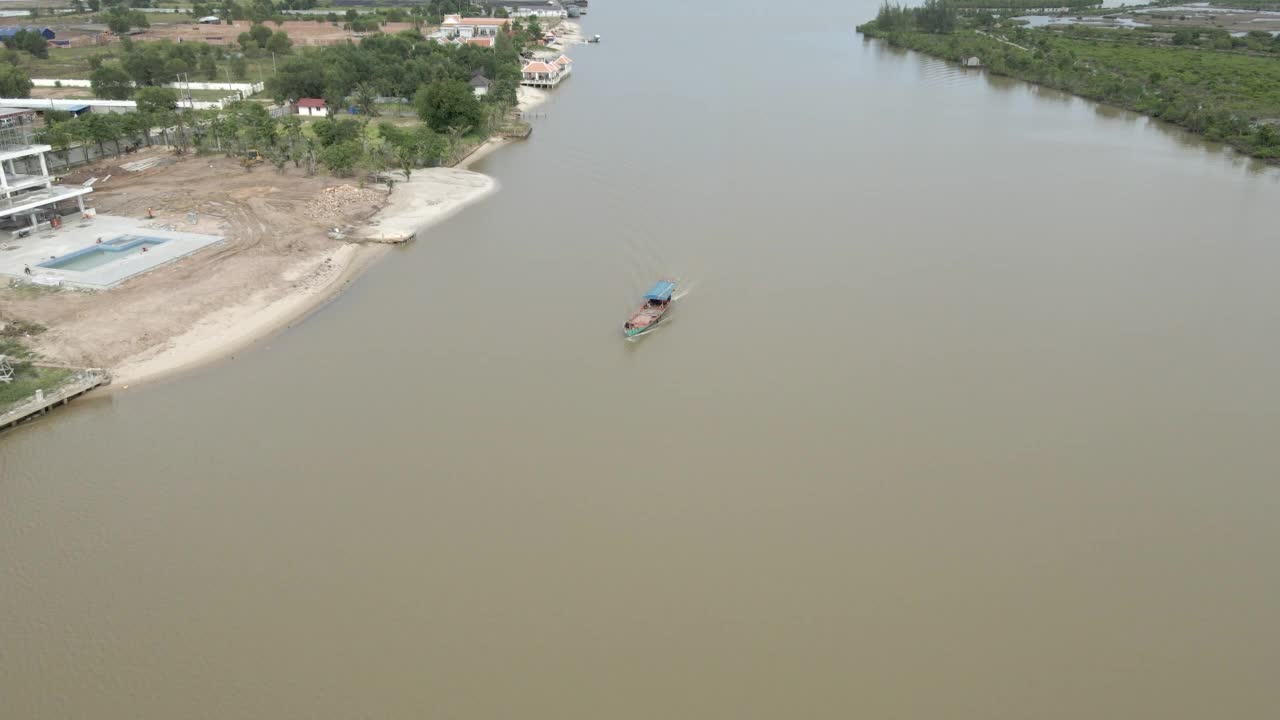 航拍转弯轨道拍摄了在河上航行的渔船视频素材