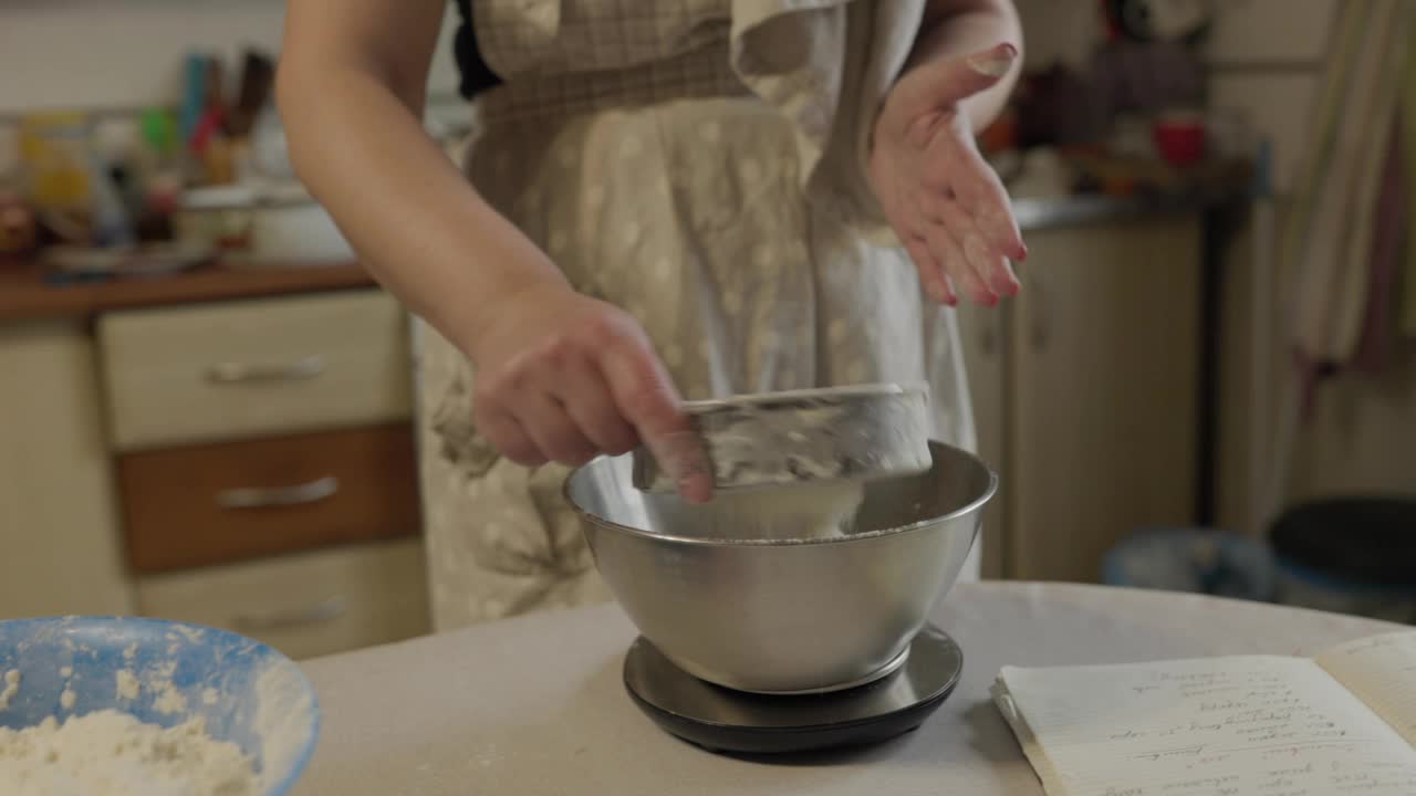 厨房里用筛子筛面粉的女人视频素材
