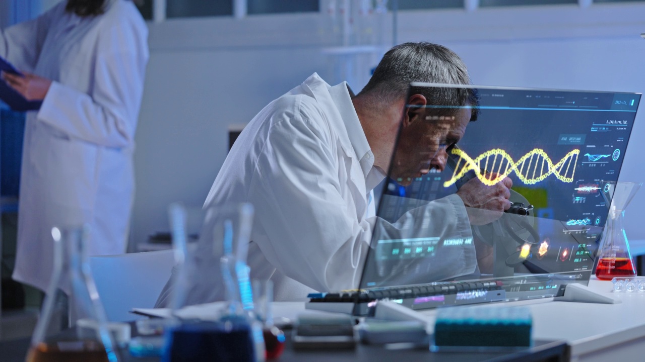 DNA研究人员在现代实验室显微镜下检查生物材料视频素材