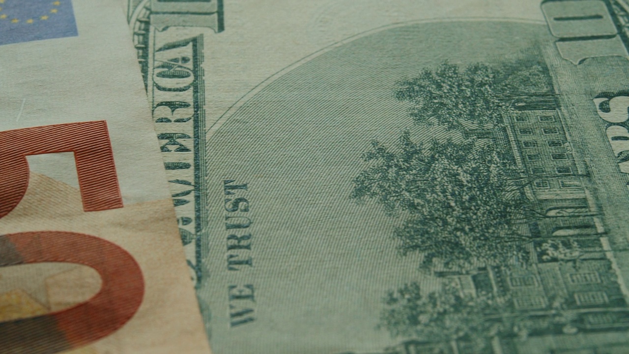 美元和欧元背景。镜头沿着货币移动。视频素材