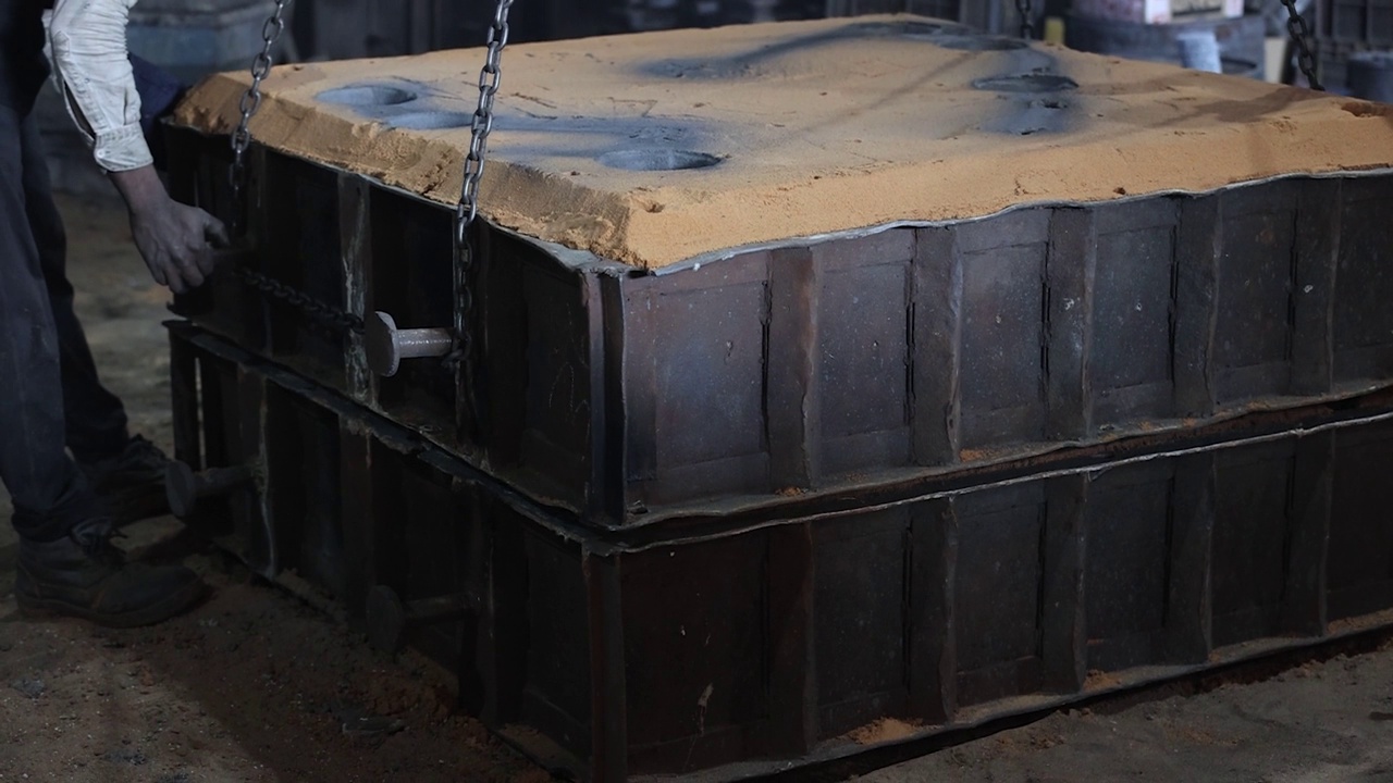 熔化的金属从大钢包中流出。铁铸的过程。冶金工厂。钢厂工厂视频下载