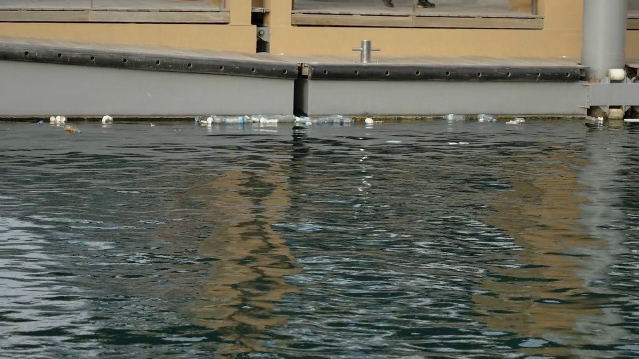 在爱沙尼亚，白色的塑料杯漂浮在水面上视频素材