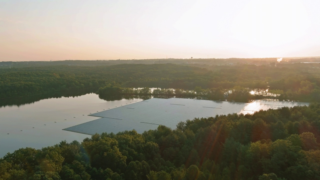 漂浮在池塘水面上的农场太阳能电池板的鸟瞰图视频素材