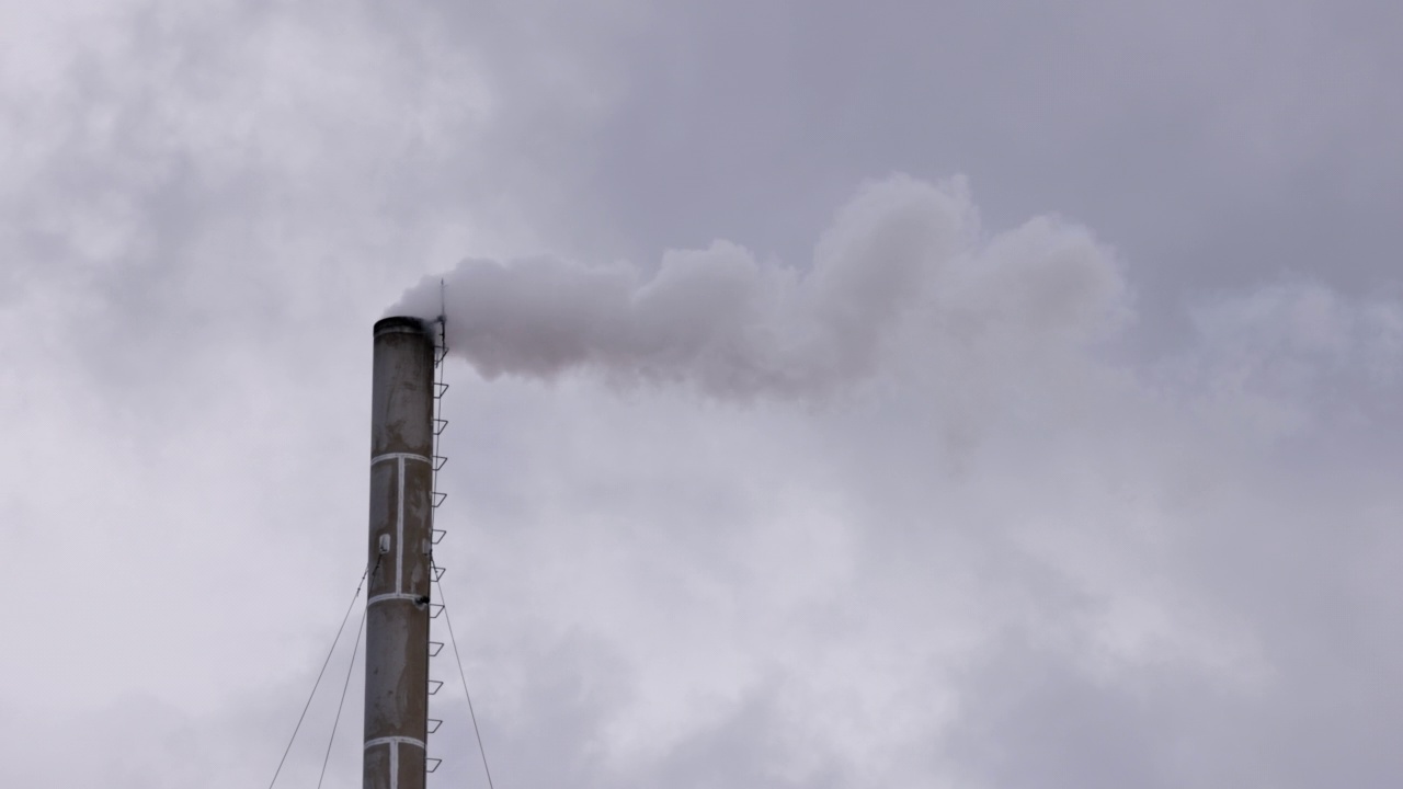 多云的天空上工业烟囱冒出白烟。工厂概念造成的空气污染。视频素材