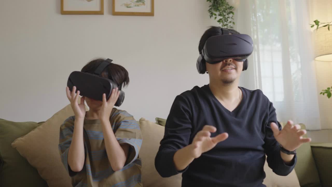 父子俩戴着VR头盔一起玩游戏视频下载