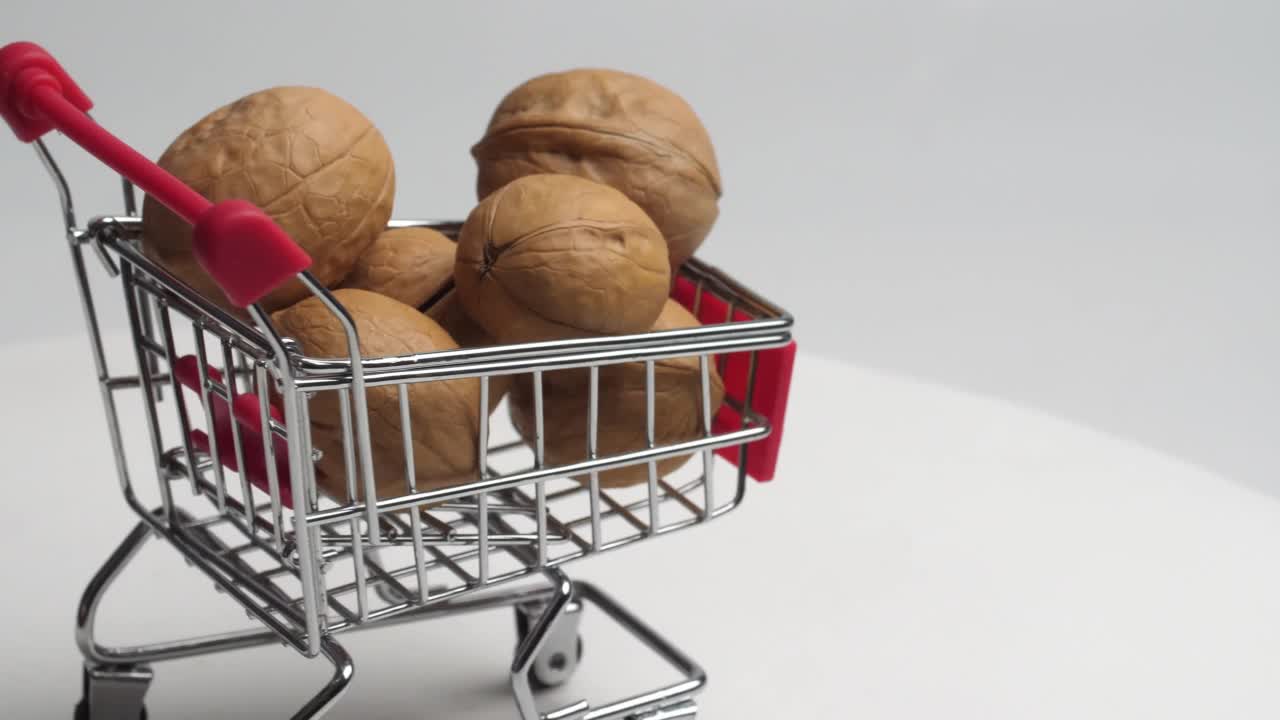 超市的篮子里装满了核桃视频下载