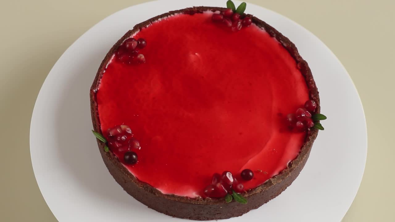 大红色圆形蔓越莓芝士蛋糕旋转特写侧视图视频下载