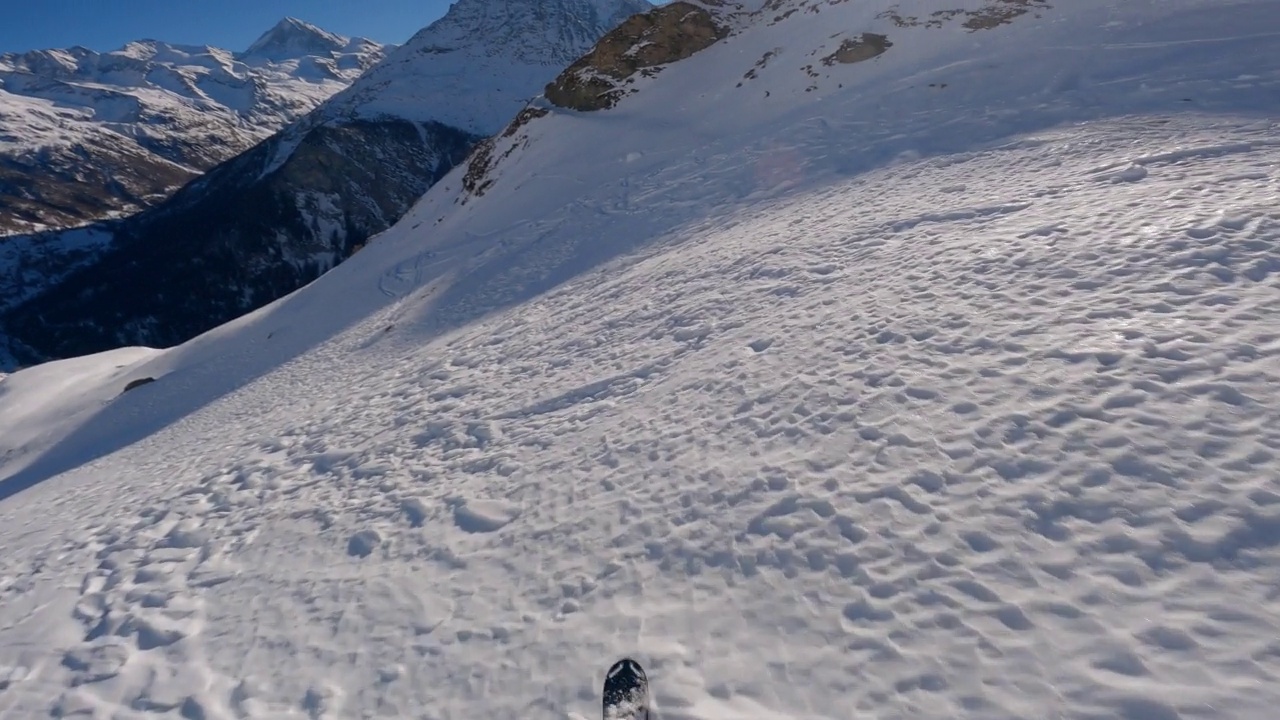 第一个人的看法滑雪者下降雪山在一个晴朗的日子视频素材