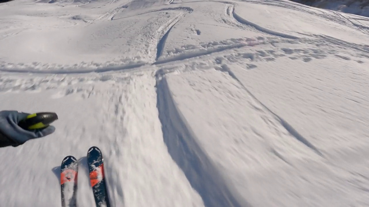 第一个人的看法滑雪者下降雪山在一个晴朗的日子视频素材