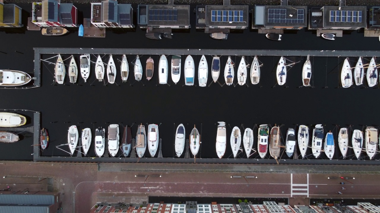 在荷兰的Bunschoten Spakenburg码头观看帆船的航拍视频视频下载