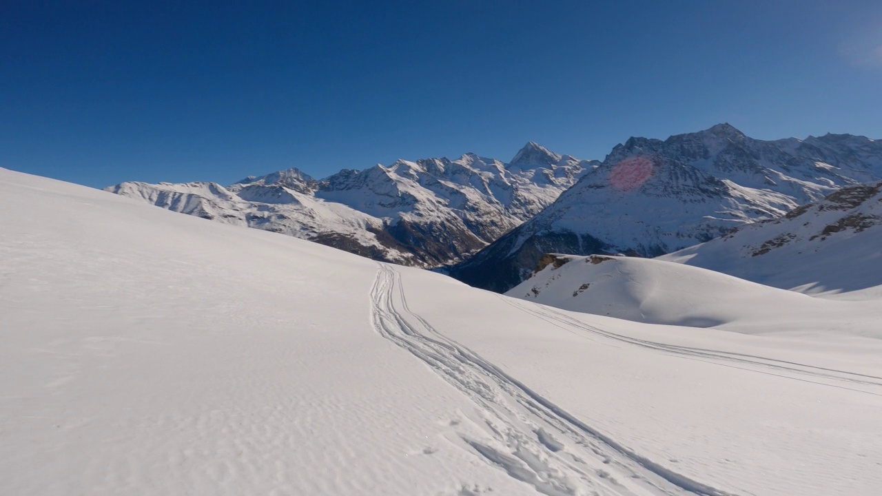 第一个人的看法滑雪者下降雪山在一个晴朗的日子视频下载