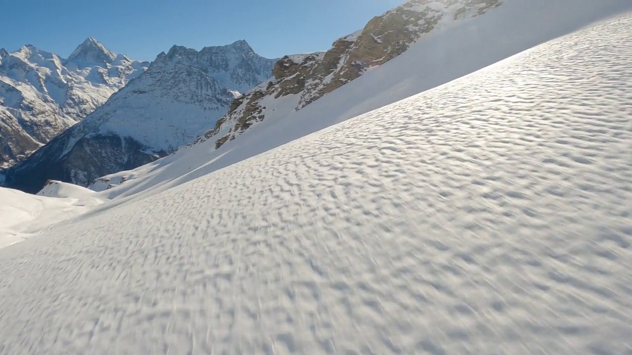 第一个人的看法滑雪者下降雪山在一个晴朗的日子视频下载