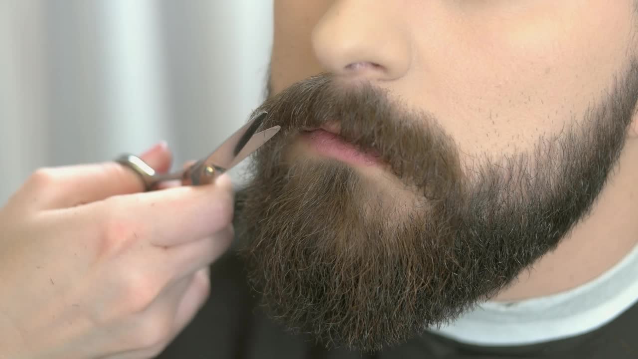 修剪胡须，用梳子和剪刀。视频素材