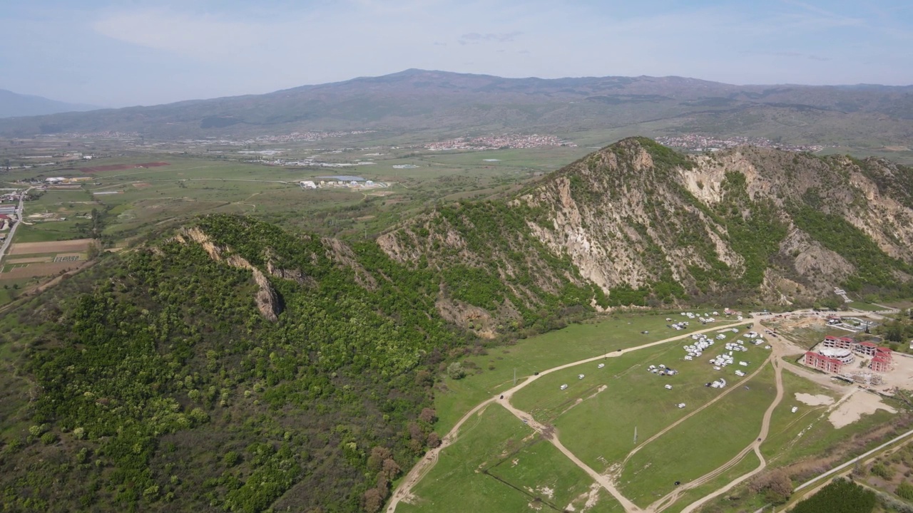 保加利亚，Kozhuh山和Petrich山谷的春天景色视频素材