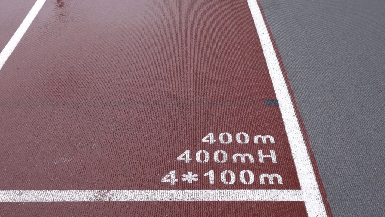 体育场里有田径跑道。地面是400米，400mH, 4*100米。视频素材