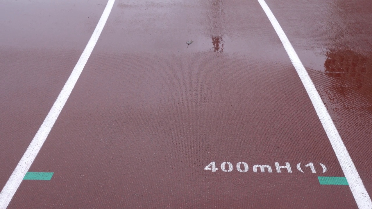 体育场里有田径跑道。地面标记为400mH(1)。视频下载