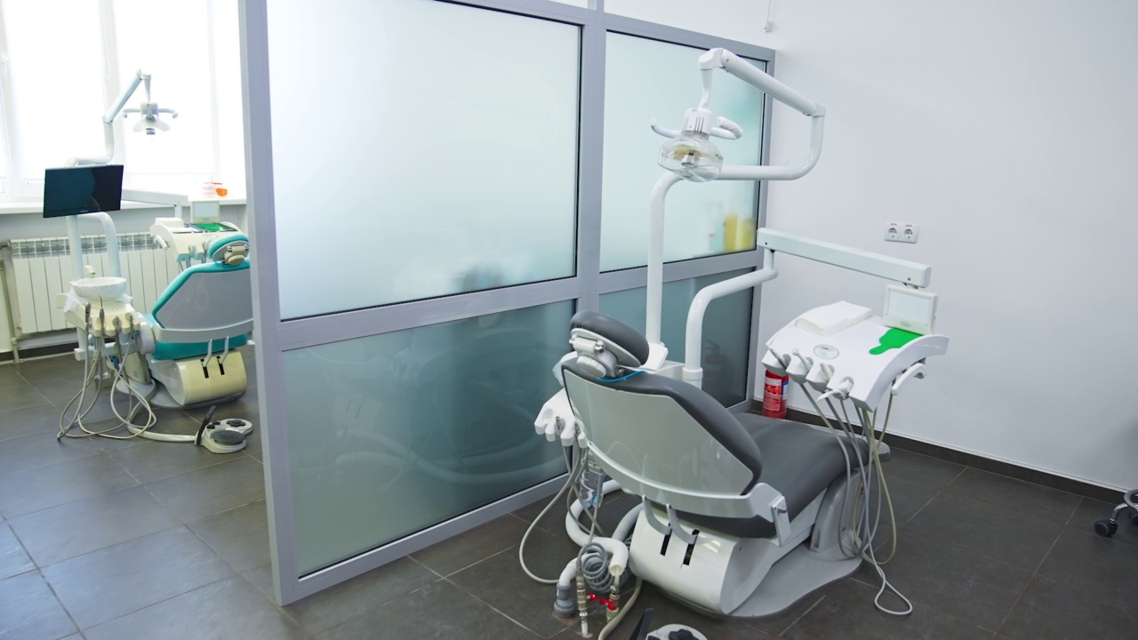 现代牙医的简约工作场所。明亮的大房间分为几个工作区。牙科病人的舒适扶手椅。视频素材