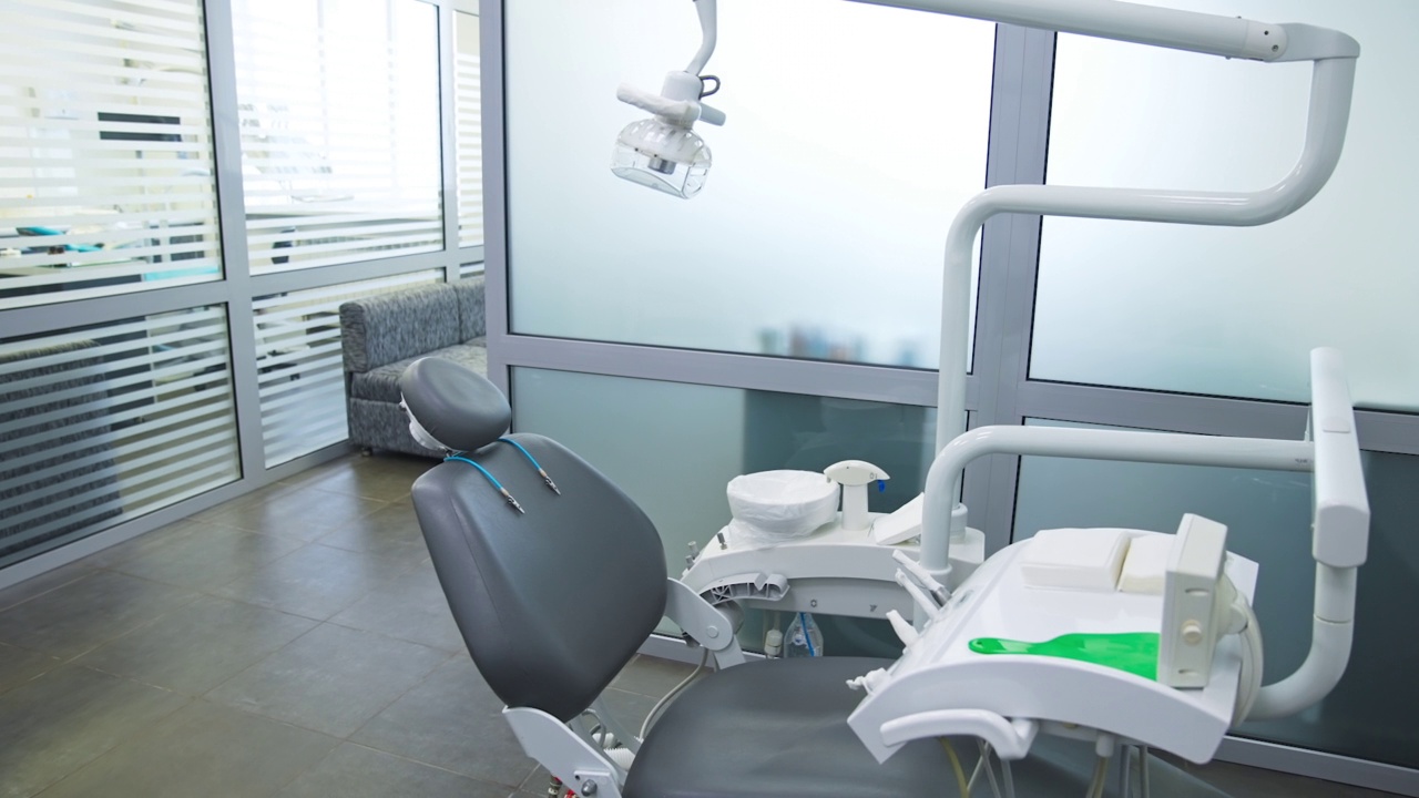 现代牙科诊所的扶手椅上的灯下。清洁消毒口腔空间，解决口腔问题。视频素材