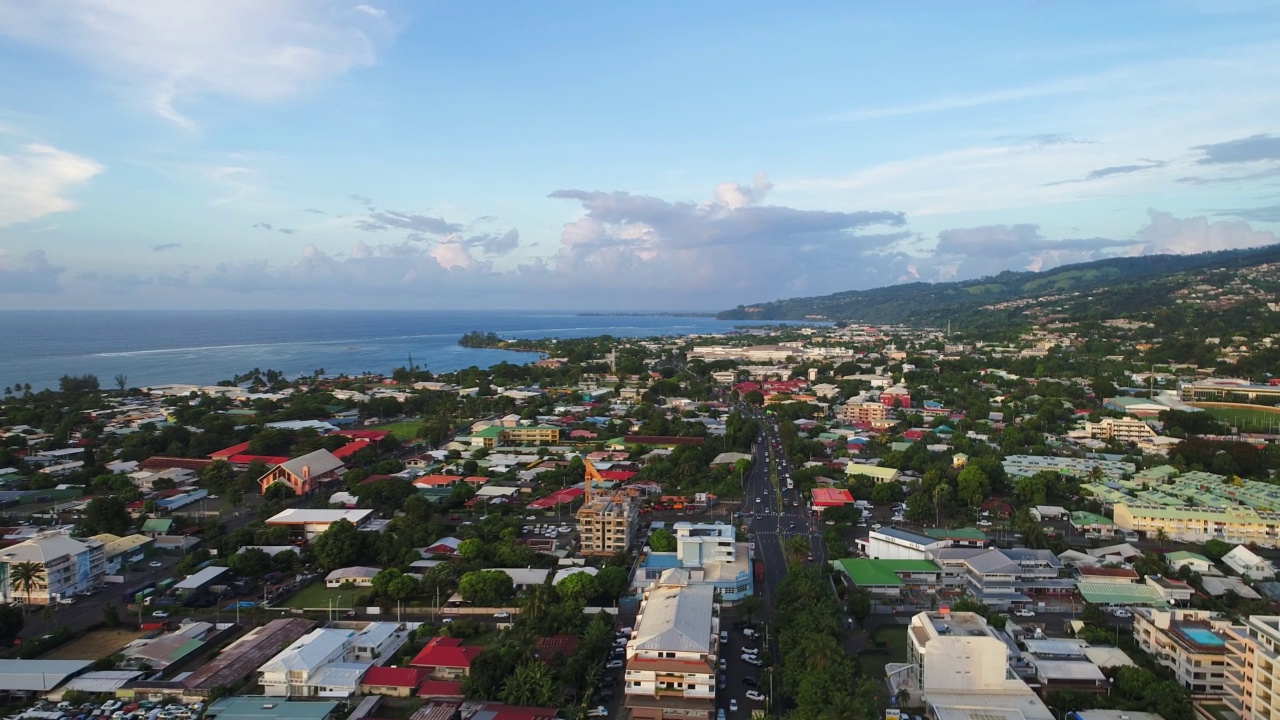 塔希提岛，帕皮提:法属波利尼西亚首都在暮色中的鸟瞰图-南太平洋的岛屿视频素材