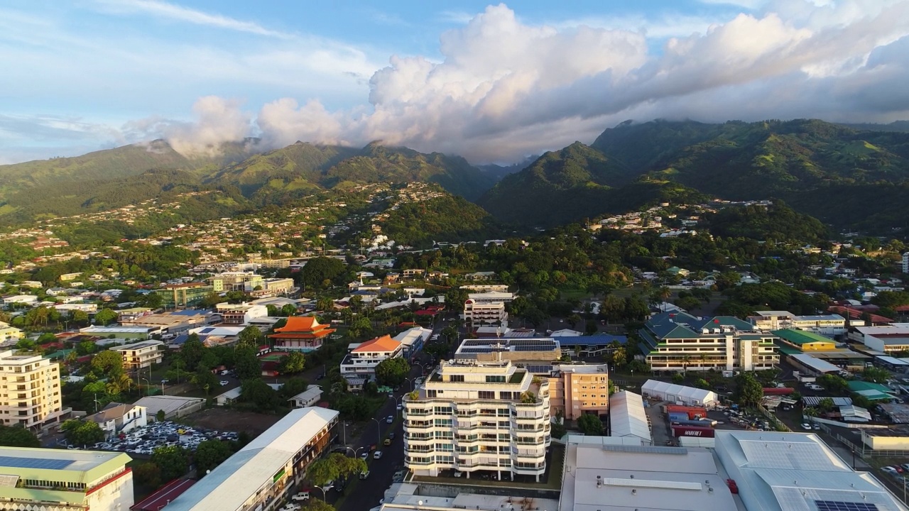 塔希提岛，帕皮提:法属波利尼西亚首都在暮色中的鸟瞰图-南太平洋的岛屿视频下载