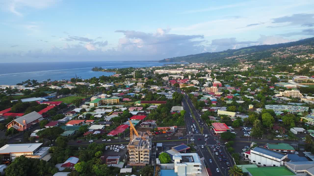 塔希提岛，帕皮提:法属波利尼西亚首都在暮色中的鸟瞰图-南太平洋的岛屿视频下载