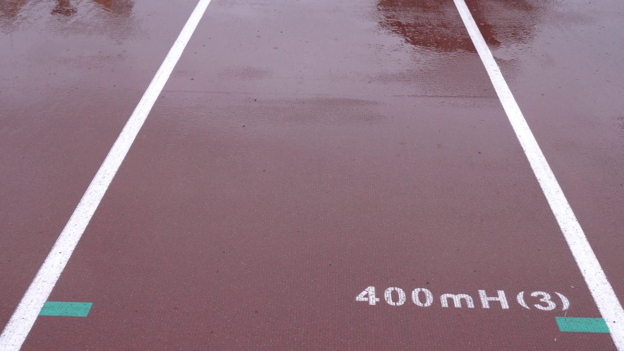 体育场里有田径跑道。地面标志400mH(3)视频下载