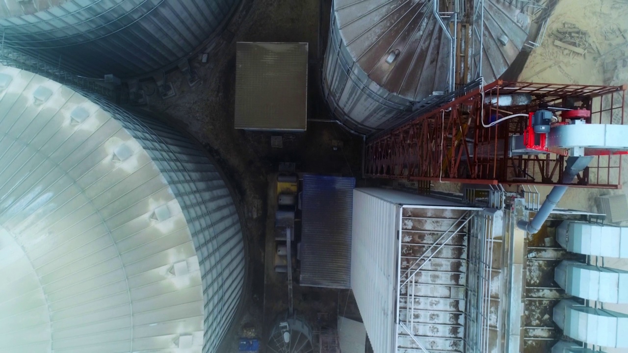 在冬日俯视农业综合企业厂房。现代厂房的储罐、仓库、支架、塔。鸟瞰。视频下载