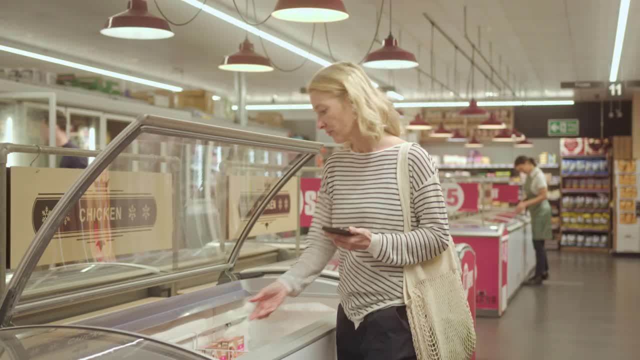 超市顾客购买即食食品视频素材