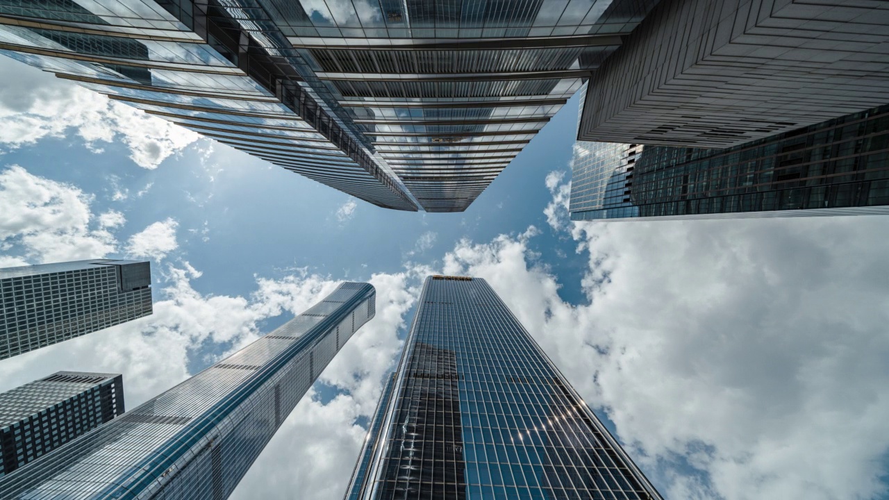 T/L高层企业大厦、摩天大楼和天空的低角度视图视频下载