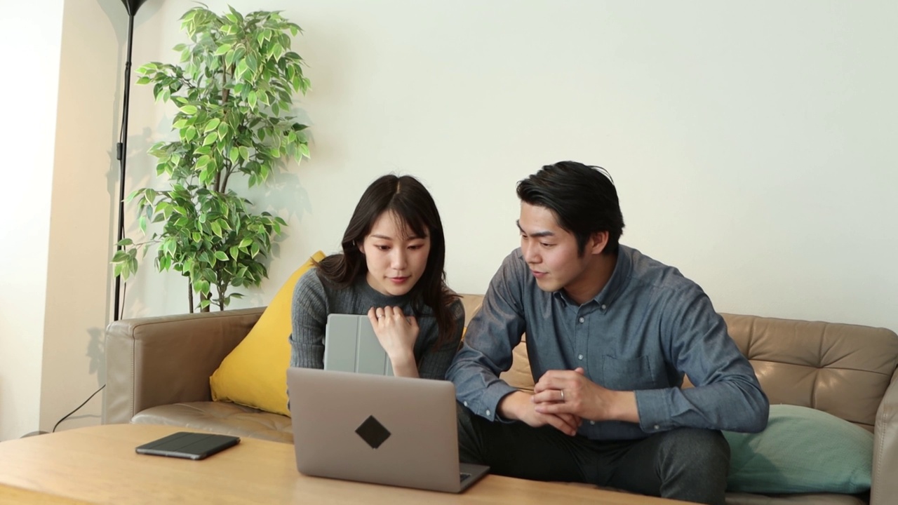 亚洲年轻夫妇正在计划他们的蜜月视频下载