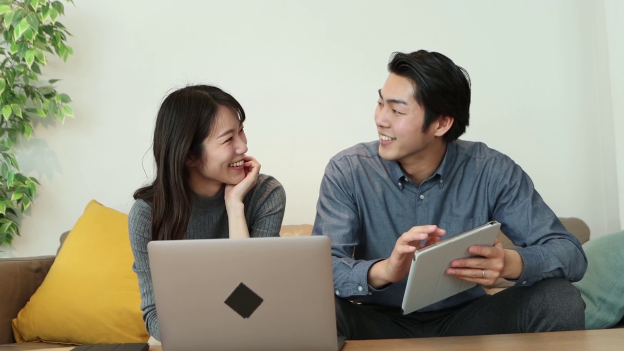 亚洲年轻夫妇正在计划他们的蜜月视频下载