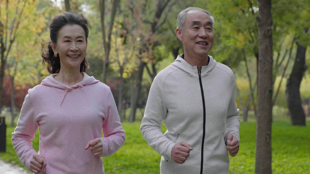 一对快乐的老夫妻在公园里跑步，4K视频下载