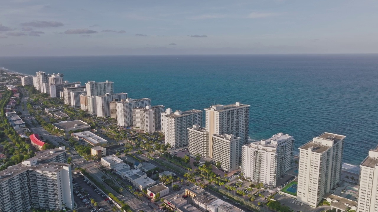 迈阿密海滩上的现代建筑摩天大楼视频素材