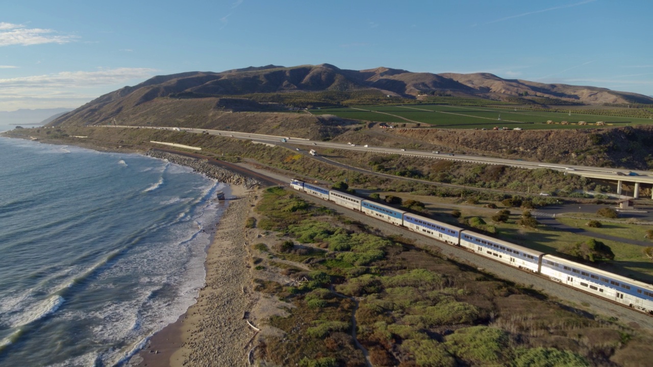在加州海岸/圣巴巴拉，WS HA空中跟踪一列火车视频素材