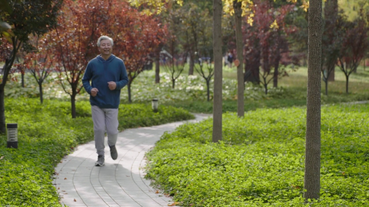 快乐的老男人在公园里跑步，4K视频素材