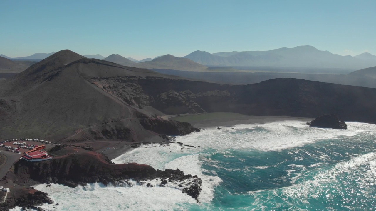 鸟瞰图洛斯克利托斯泻湖，接近拍摄来自遥远的兰萨罗特，加那利群岛视频下载