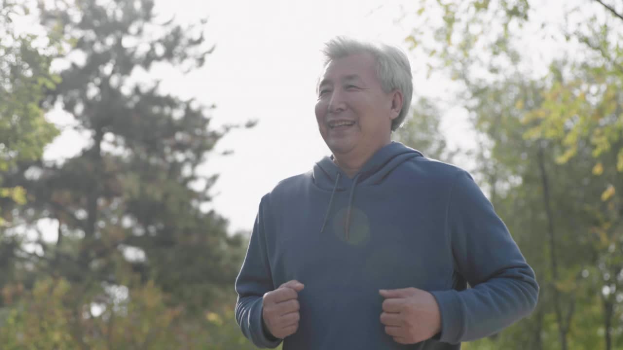 快乐的老男人在公园里跑步，4K视频素材