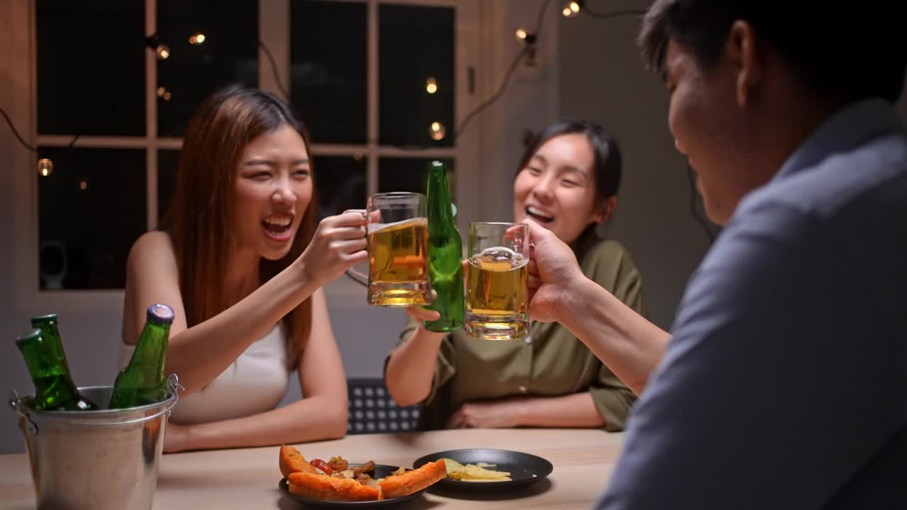 亚洲朋友在庆祝节日，他们碰杯啤酒视频下载