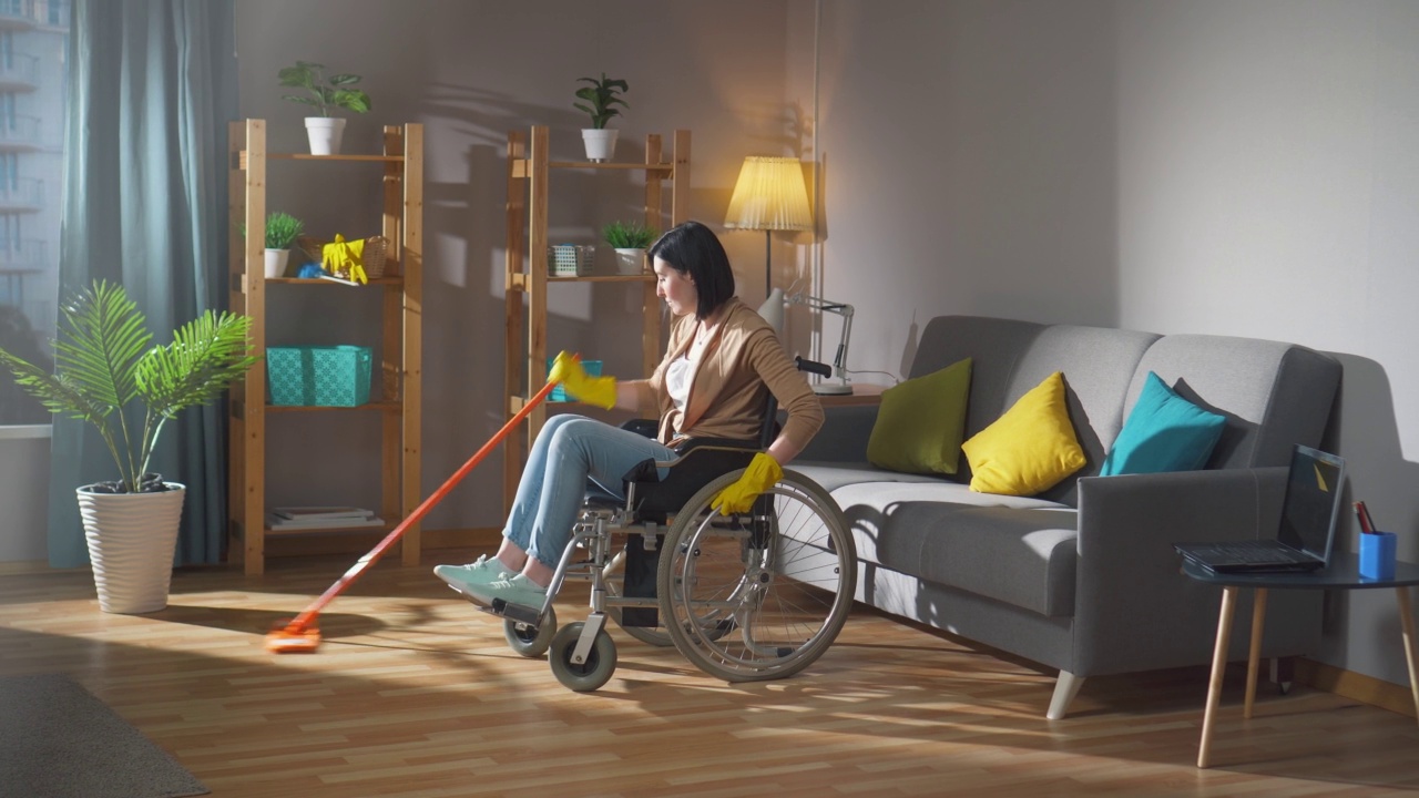 一个独立的残疾年轻女子打扫公寓视频下载