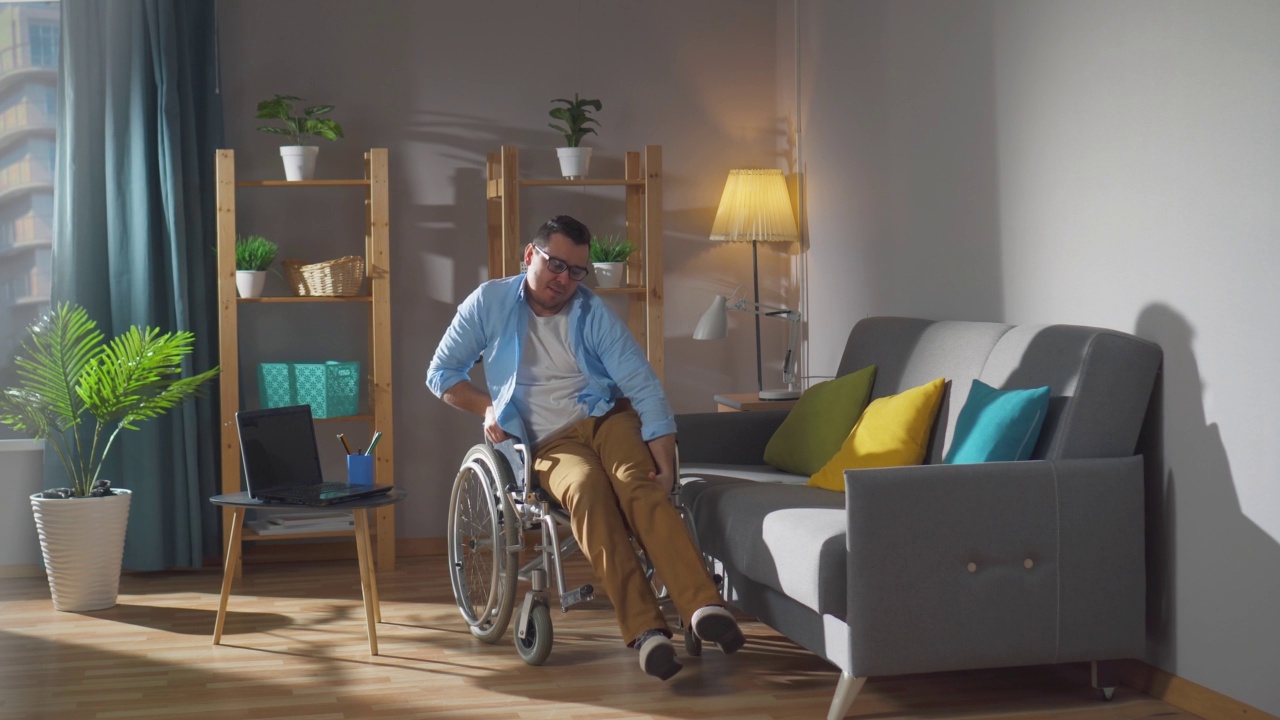 一个独立的残疾人被转移到轮椅上视频下载