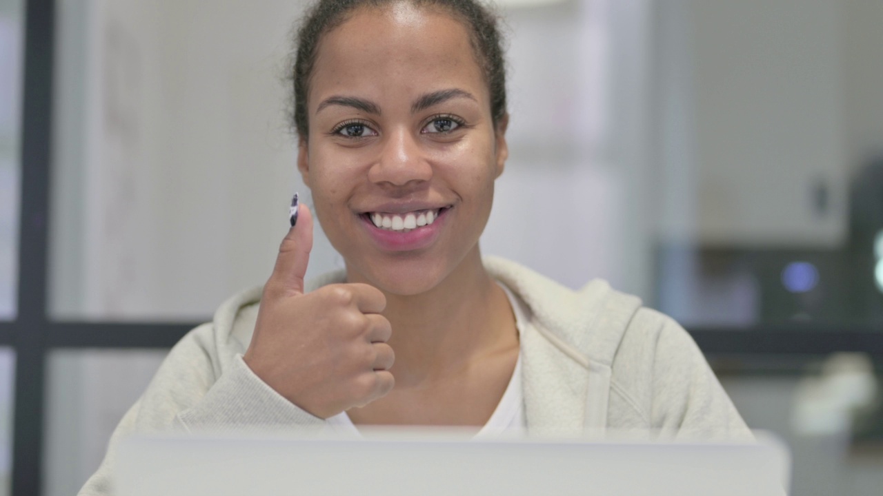一名非洲妇女的笔记本电脑竖起大拇指视频素材
